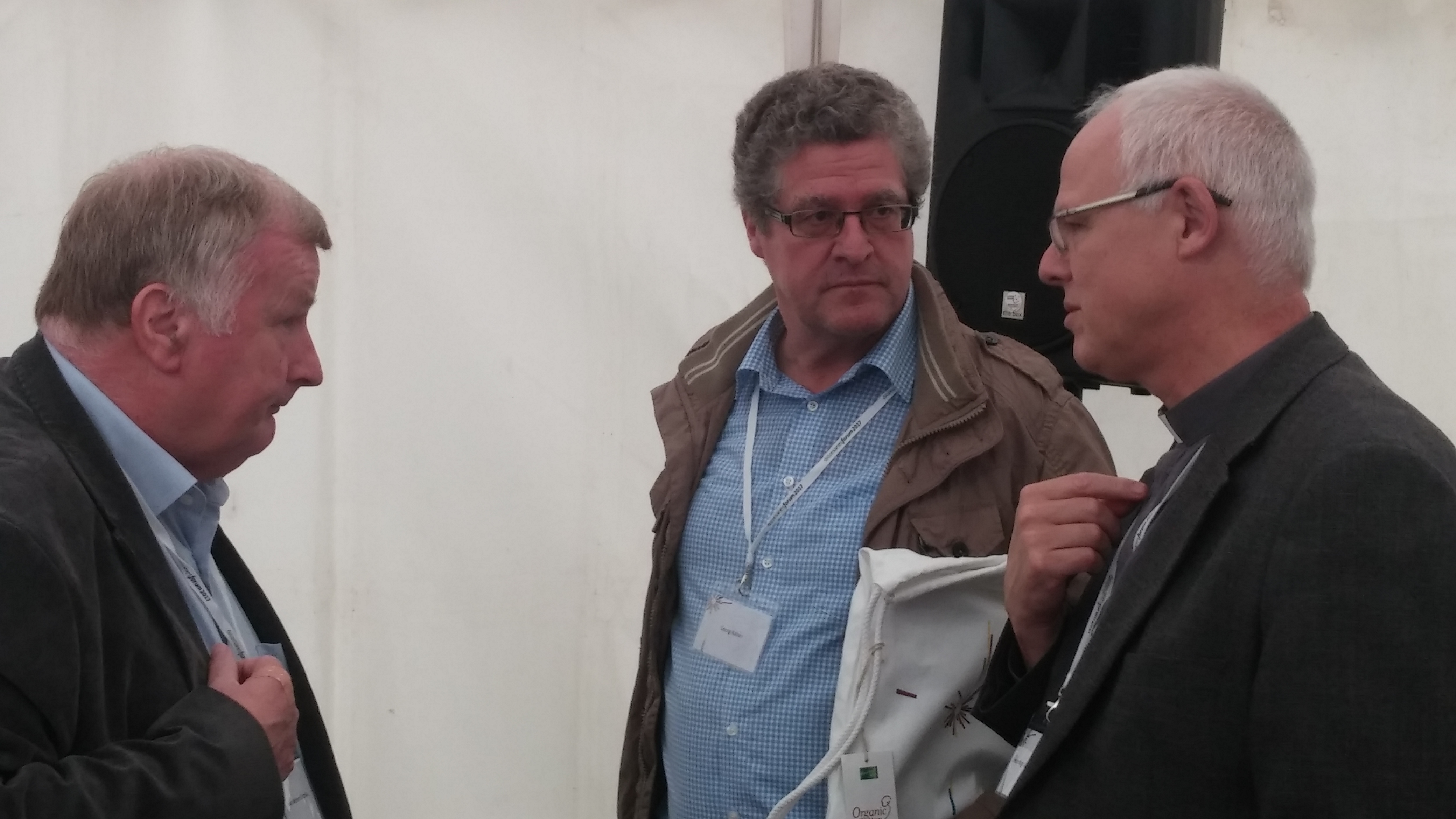 Direktor Wischkony im angeregten Gespräch mit zwei Teilnehmern