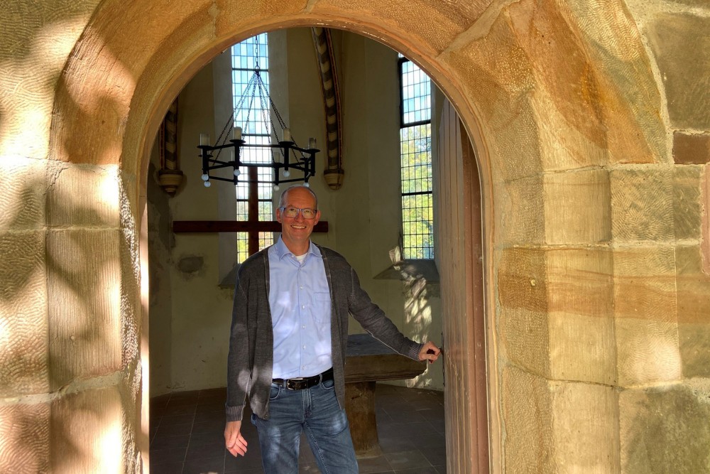 Ecken entdecken: Stephan Kreye öffnet die Tür zur Michaelskapelle.