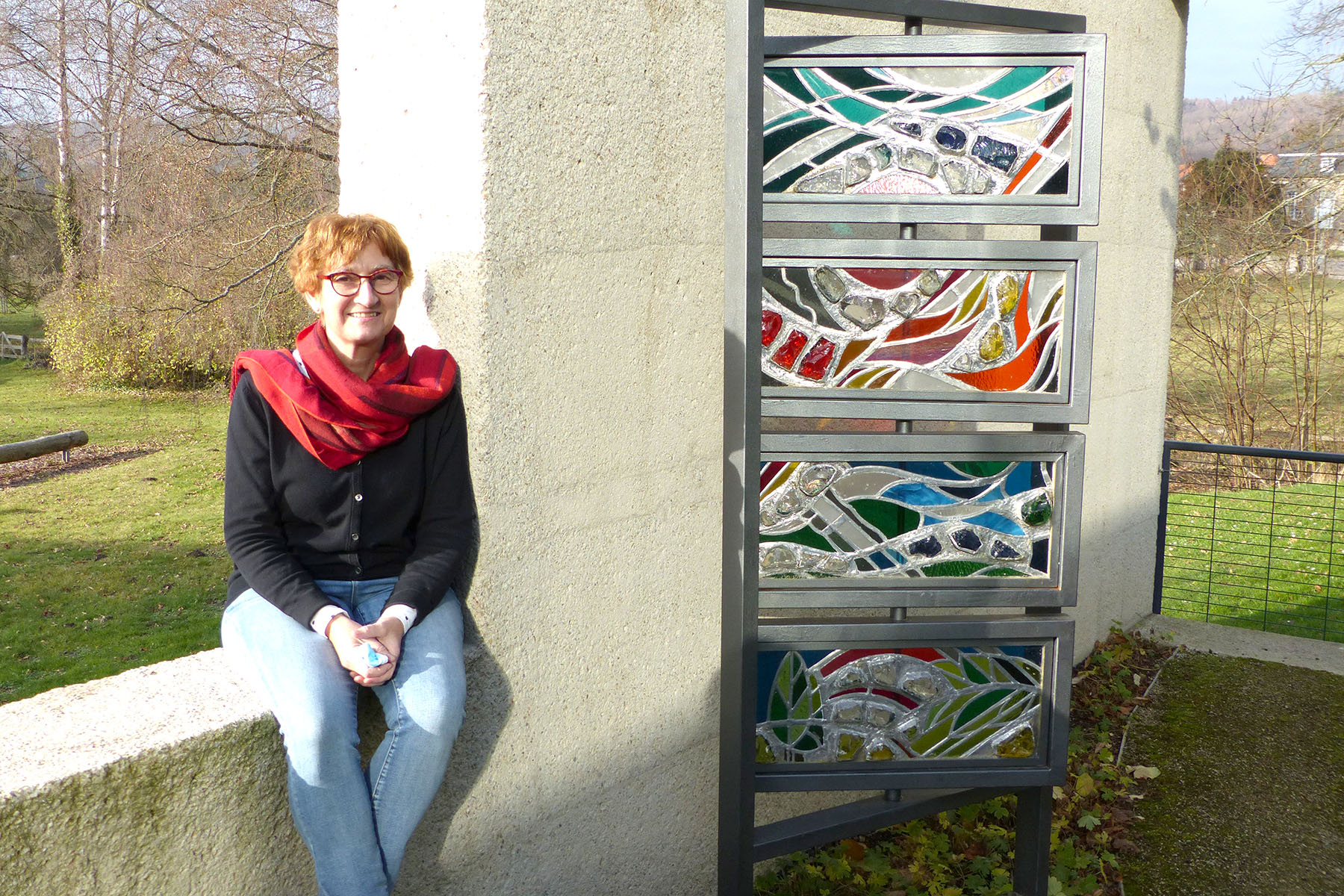 Heiner Stiene, Warburg, hat aus den Steinen der Fenster der Vorkirche dieses Kunstwerk zu den vier Elementen geschaffen. Es steht im Patio am Westflügel der Kirche.