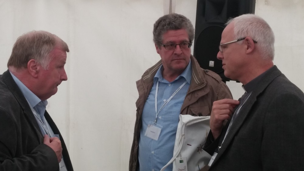 Direktor Wischkony im angeregten Dialog Direktor Wischkony im angeregten Dialog
