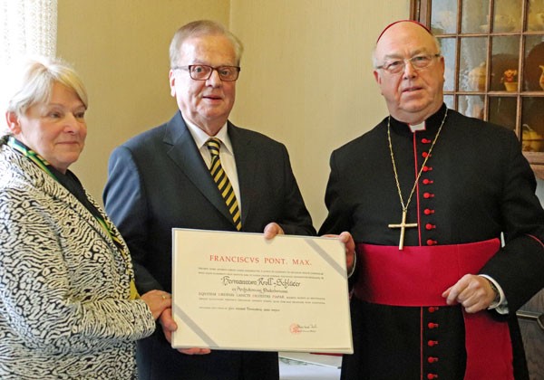 Erzbischof Hans-Josef Becker hat im Namen von Papst Franziskus Hermann Kroll-Schlüter mit dem Silvesterorden ausgezeichnet. Seine Frau Adelheid war die erste Gratulantin. (pdp Lena Reiher)