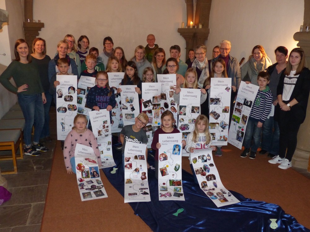 Nach dem Abschlussgottesdienst zeigten die Kinder ihre Lebenswege mit vielen Fotos und Bildern.