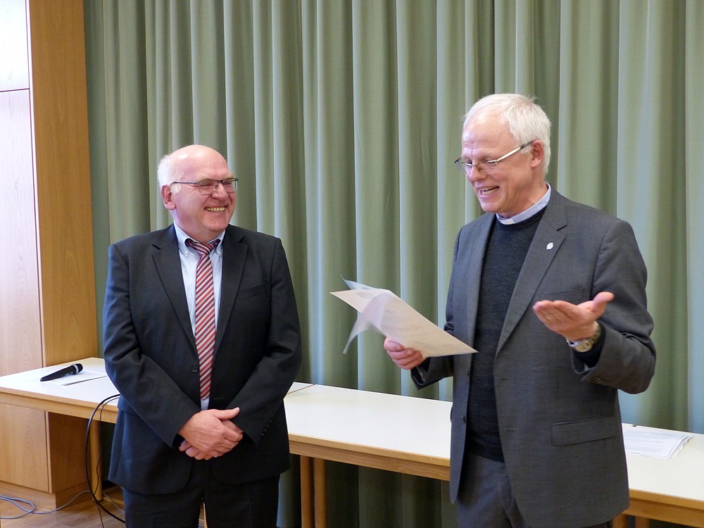 Direktor Wischkony verliest die Urkunde.