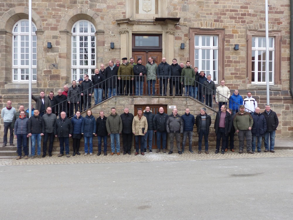 Das traditionelle Abschlussfoto auf der Außentreppe des Haupthauses: Vorn in der Mitte Bürgermeister Michael Stickeln und Norbert Hofmann, Stadtbeauftragter für die Schützen.