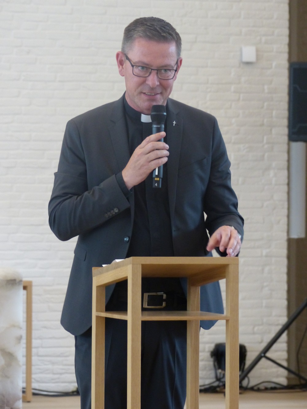 Stephan Schröder, Direktor des Jugendhauses, führte in die neue Kirche ein.