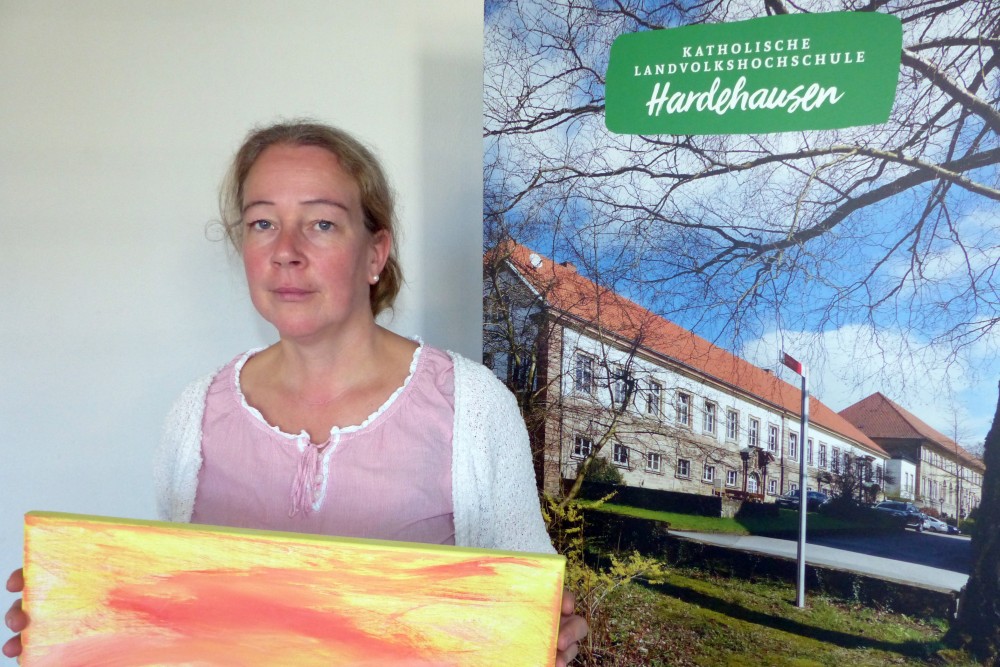 Sandra Schultz-Schaeffer stellt zum ersten Mal Bilder aus und hat sich dafür die Landvolkshochschule ausgewählt.