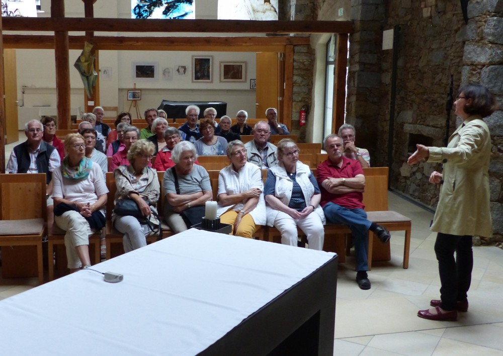 Die Kollegin Maria Wenk zeigt uns die Kirche im Bischof-Benno-Haus.