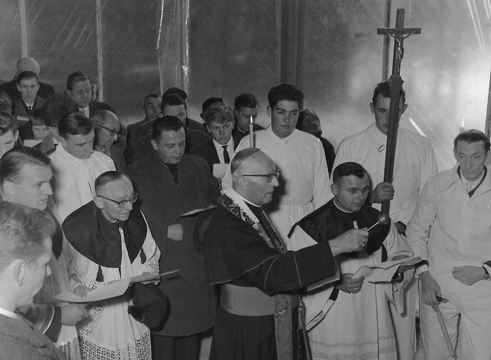 Lorenz Kardinal Jaeger bei der Einweihung des Bettentrakts 1962
