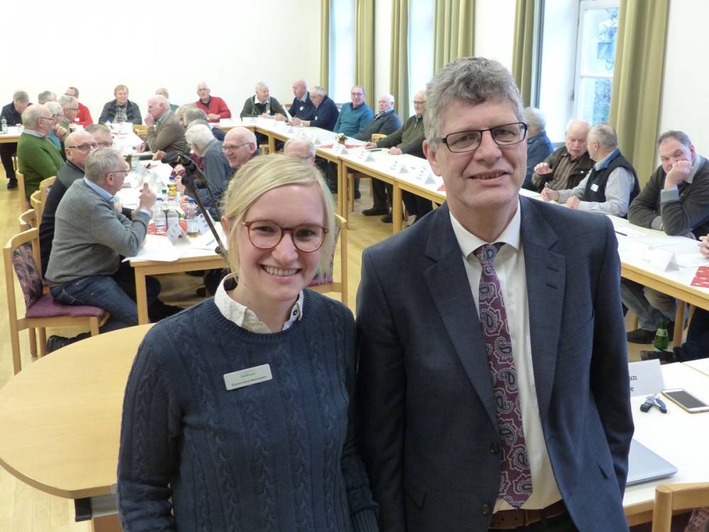 Christian Haase, MdB CDU, besucht die Landvolkshochschule, Kirsten Gierse-Westermeier als Seminarleiterin begrüßt ihn zur Tagung.