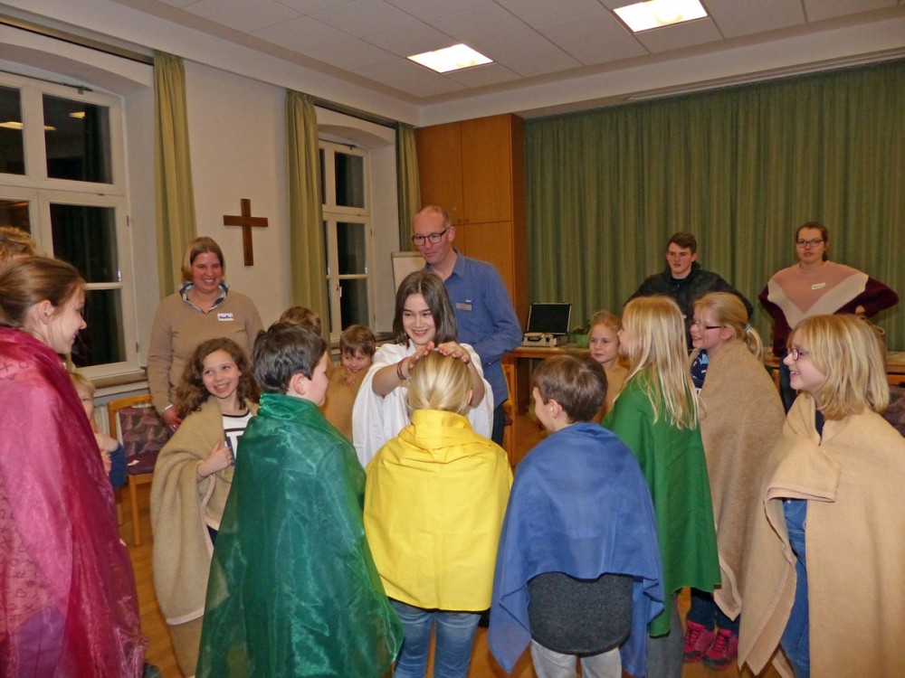 - Jesus segnet uns: Kinder und Eltern spielen und erleben nach, wie Jesus damals die Kinder zu sich rief und sie segnete. - Jesus segnet uns: Kinder und Eltern spielen und erleben nach, wie Jesus damals die Kinder zu sich rief und sie segnete.