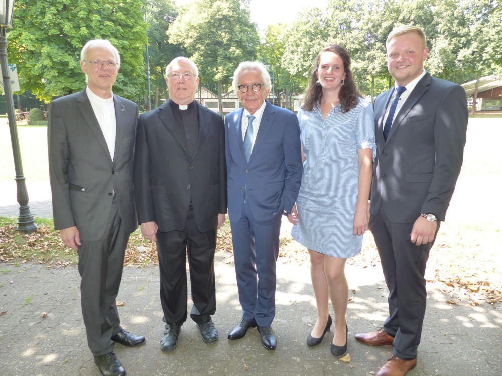 Alle Redner auf einen Blick: Msgr. Uwe Wischkony, Erzbischof Hans Josef Becker, Minister Dr. Stephan Holthoff-Pförtner, Paula Steinhagen und Marius Rogge. (v.l.)