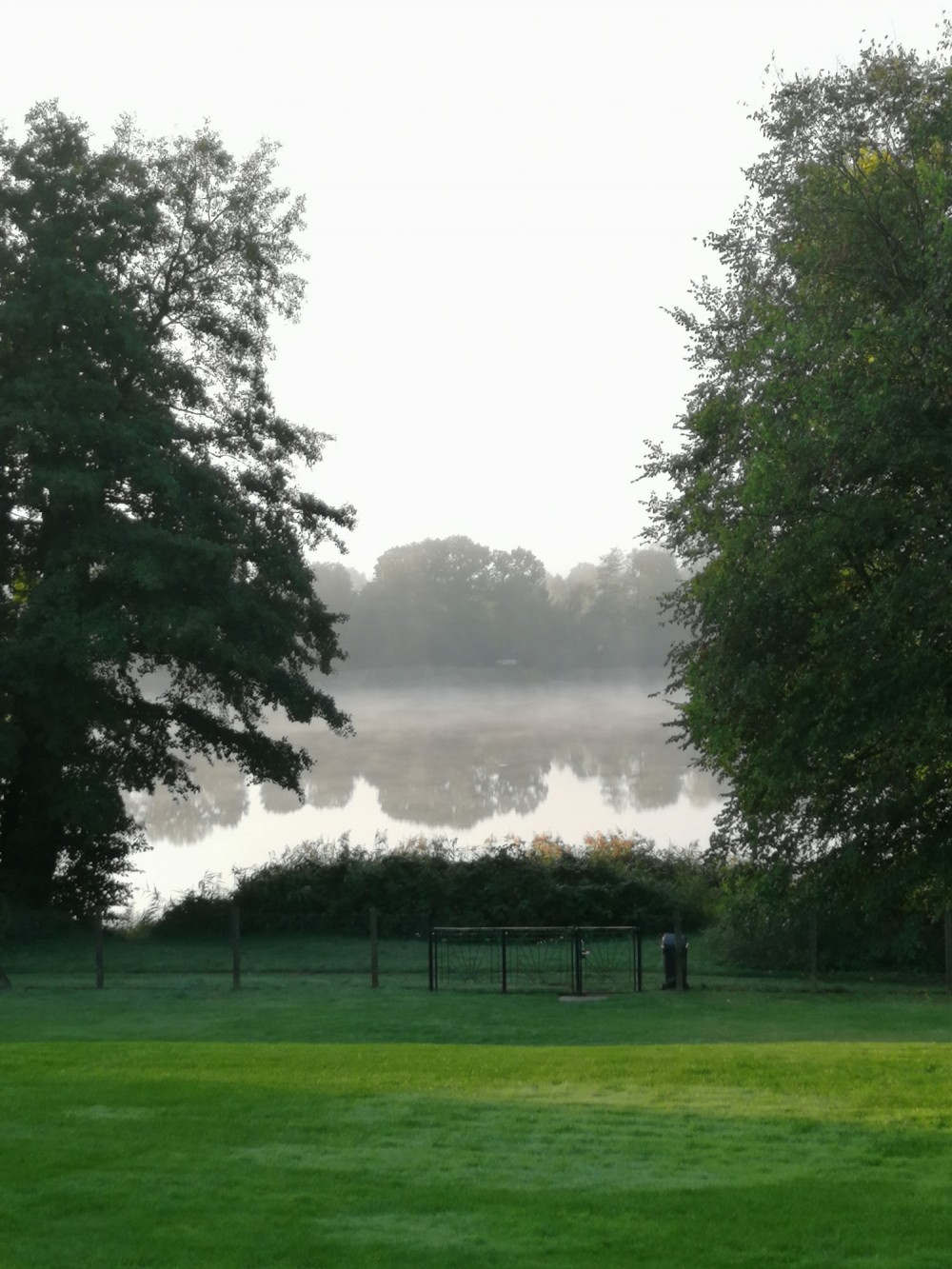 Auf dem Gelände einer ehemaligen Kaserne der NVA entstand hier nach der Wende die erste Heimvolkshochschule in Ostdeutschland. Das Haus hat uns morgens diesen malerischen Blick auf den Seddiner See geboten. Heimvolkshochschule Seddiner See