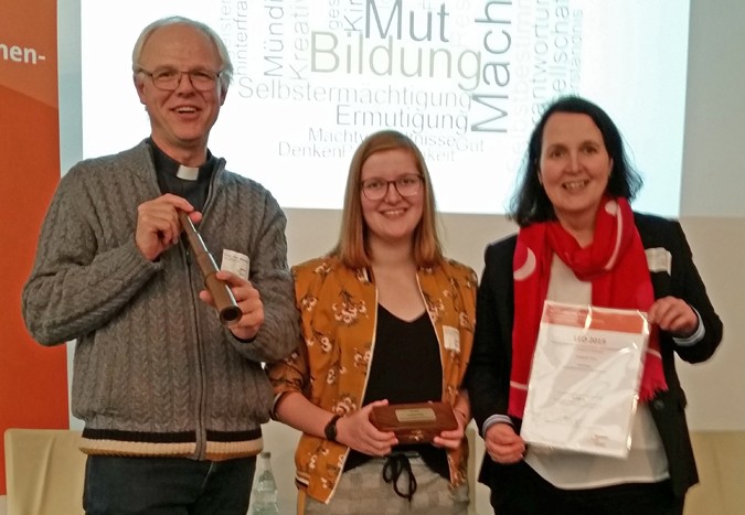 Barbara Leufgen (re), Dozentin für den Grundkurs, mit dem Zertifikat in der Hand. Anna Lena Hengst, Teilnehmerin in 2018 und Bundesfreiwillige, sowie Direktor Uwe Wischkony nahmen den Preis entgegen. Barbara Leufgen (re), Dozentin für den Grundkurs, mit dem Zertifikat in der Hand. Anna Lena Hengst, Teilnehmerin in 2018 und Bundesfreiwillige, sowie Direktor Uwe Wischkony nahmen den Preis entgegen.