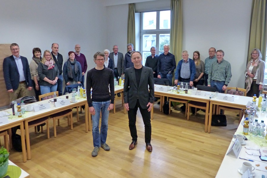 Dr. Frank Berner (li) und Dozent Bernhard Eder (re) als Moderator des Workshops trafen auf eine interessierte Runde von Fachleuten und Multiplikatoren der Seniorenarbeit mehrerer Kreise aus OWL und Niedersachen.