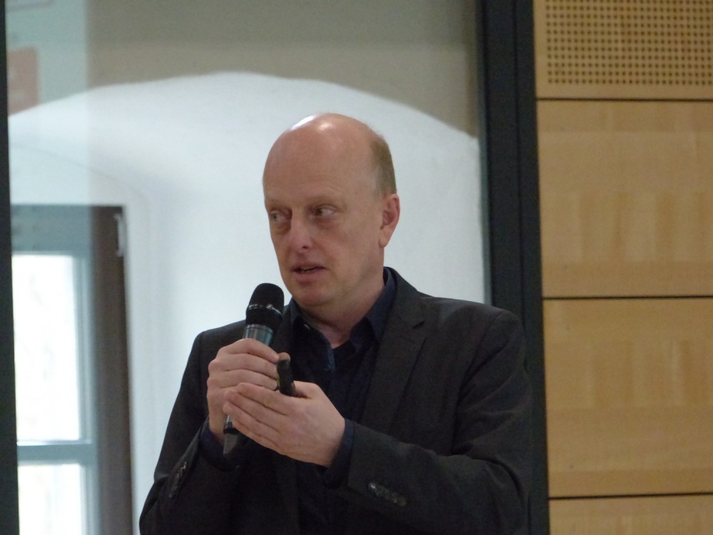 Thomas Mäuser moderiert die Auftaktveranstaltung zur neuen Einrichtung im März 2020.