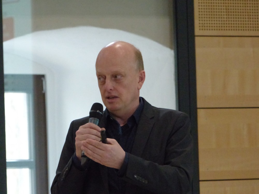 Thomas Mäuser moderiert die Auftaktveranstaltung zur neuen Einrichtung im März 2020. Thomas Mäuser moderiert die Auftaktveranstaltung zur neuen Einrichtung im März 2020.