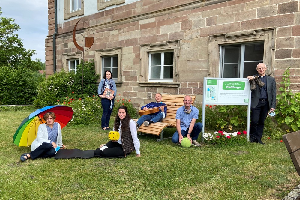 Die Dozent*innen der Landvolkshochschule bringen verschiedene Programmangebote in die Familienferien ein.