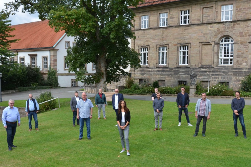 Die Mitglieder der Planungsgruppe für die Umbaumaßnahmen in Hardehausen freuen sich, dass in den Bildungsstandort investiert wird. Foto: Erzbistum Paderborn 