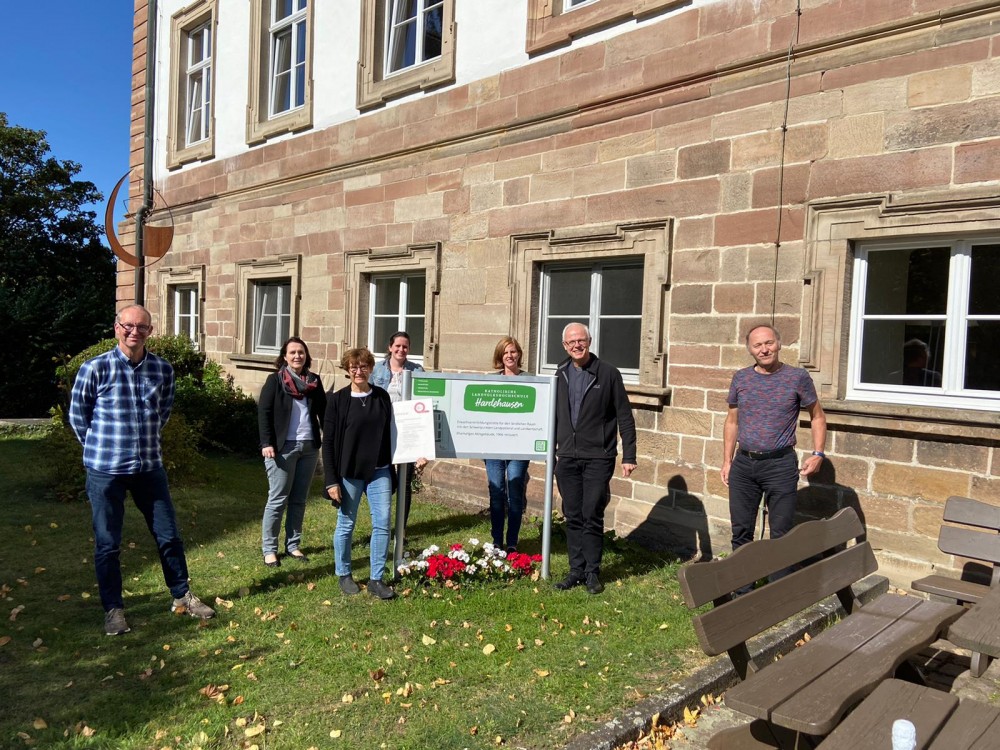 Das pädagogische Team der Landvolkshochschule präsentiert das neue Zertifikat.