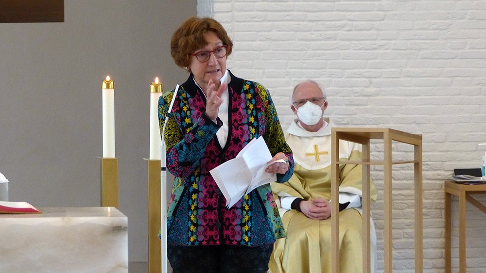 Monika Porrmann bedankt sich am Ende des Gottesdienstes für eine wunderbare Berufserfahrung in Hardehausen.