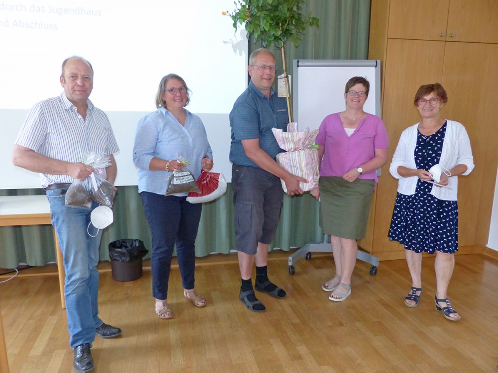 Der Freundeskreis verabschiedet mit einem eigenen Geschenk Monika Porrmann: Heinz-Georg Büker, Magdalene Brockhinke, Bruno Borgelt, Ruth Metten und Monika Porrmann (v.l.)