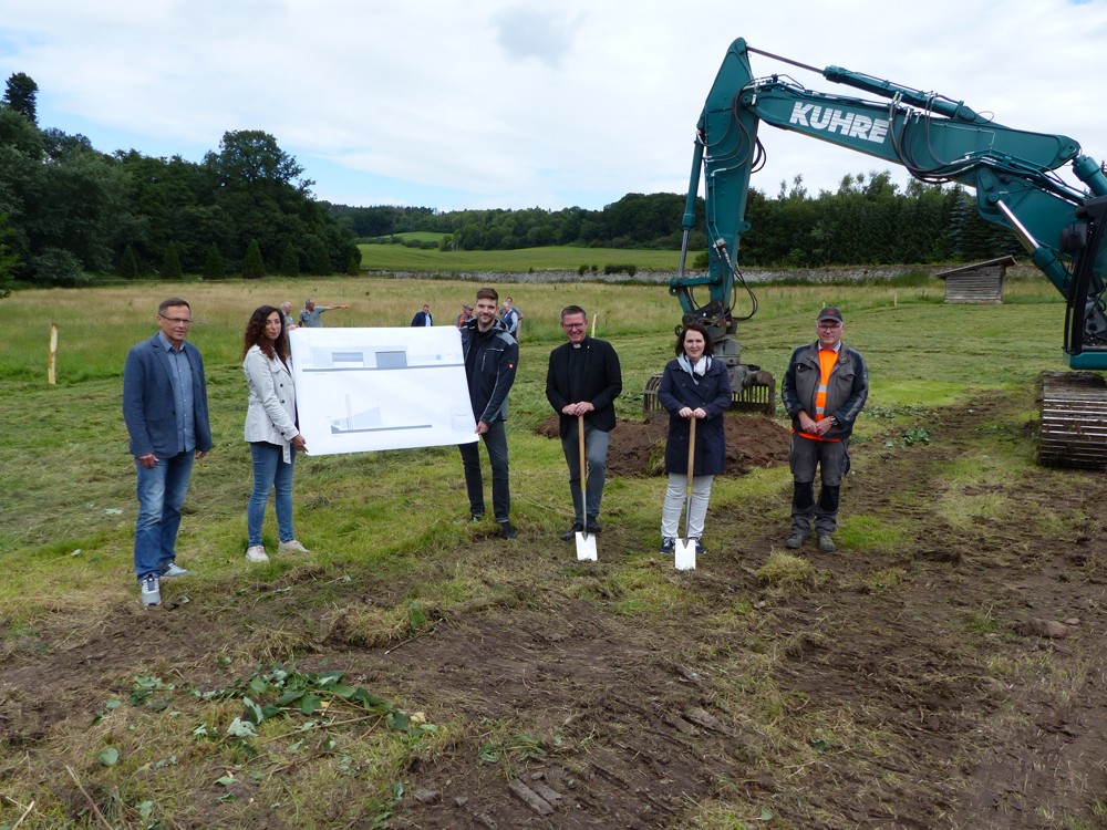 Johannes Thomas (Hardehausen Liegenschaften), Alexandra Gedzar (Erzbistum Baufinanz), Bernd Lammers, Architekt im Team der Energielenker, Direktor Stephan Schröder (Jugendhaus), Barbara Leufgen (stellv. Direktorin der LVH) sowie Andreas Kuhre (Kuhre Erdbau GmbH)