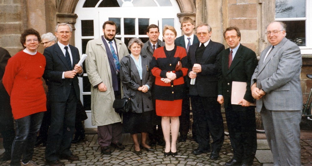 Gerhard Wächter (2.v.r.) im Kreis der Kolleginnen und Kollegen der Landvolkshochschule 1993. Links neben ihm Rektor Prof. Dr. Konrad Schmidt. Gerhard Wächter (2.v.r.) im Kreis der Kolleginnen und Kollegen der Landvolkshochschule 1993. Links neben ihm Rektor Prof. Dr. Konrad Schmidt.
