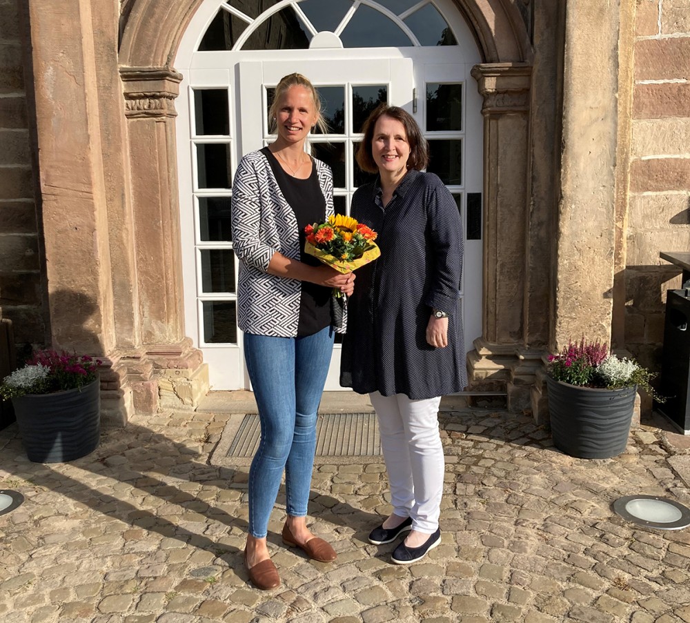 Barbara Leufgen begrüßt Anna Hollenbeck als neue Mitarbeiterin der Landvolkshochschule.