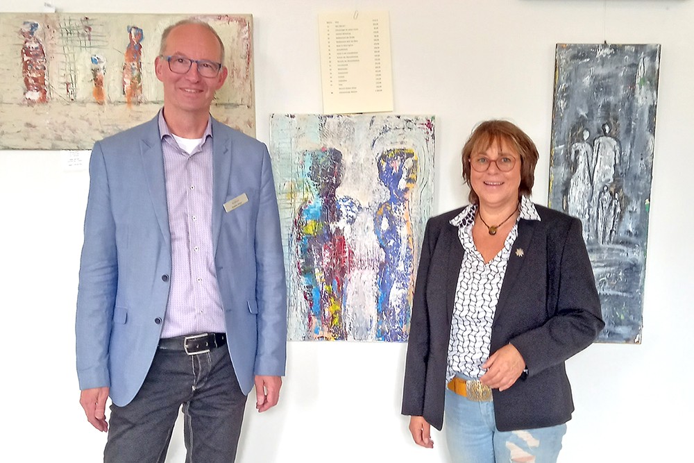 Andrea Duurland und Stephan Kreye (Organisator der Ausstellung) umrahmen das Titelbild "Menschlichkeit". Andrea Duurland und Stephan Kreye (Organisator der Ausstellung) umrahmen das Titelbild "Menschlichkeit".