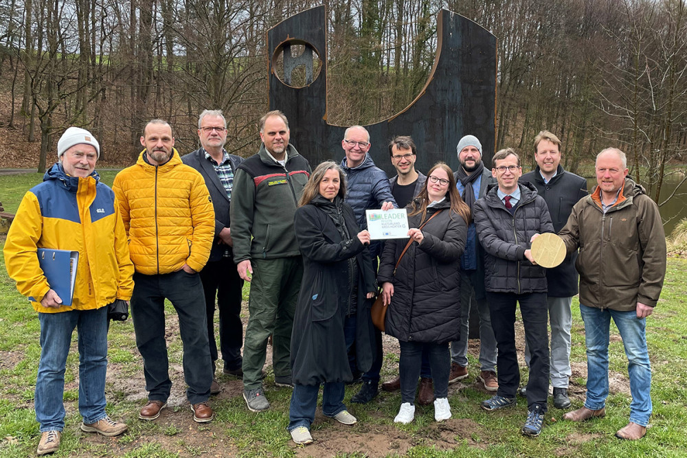 (von li.) Anton und Jonas Volmer (Planungsbüro), Ruben Emme (truedesign), Johannes Thonemann (Bezirksstellenleiter Scherfed), Jan Preller (Hammerhof), Miriam Emme (truedesign), Stephan Kreye (Landvolkshochschule), Walter Preus (Birkenhof, Lebenswerk), Syskia Jäger (LEADER Projektbüro), Lucas Tielke (Jugendhaus), Tobias Scherf (Bürgermeister Warburg), Sören Spönlein (Projektkoordinator Warburg), Georg Tegetmeier, (GaLa-Bau Brakel)