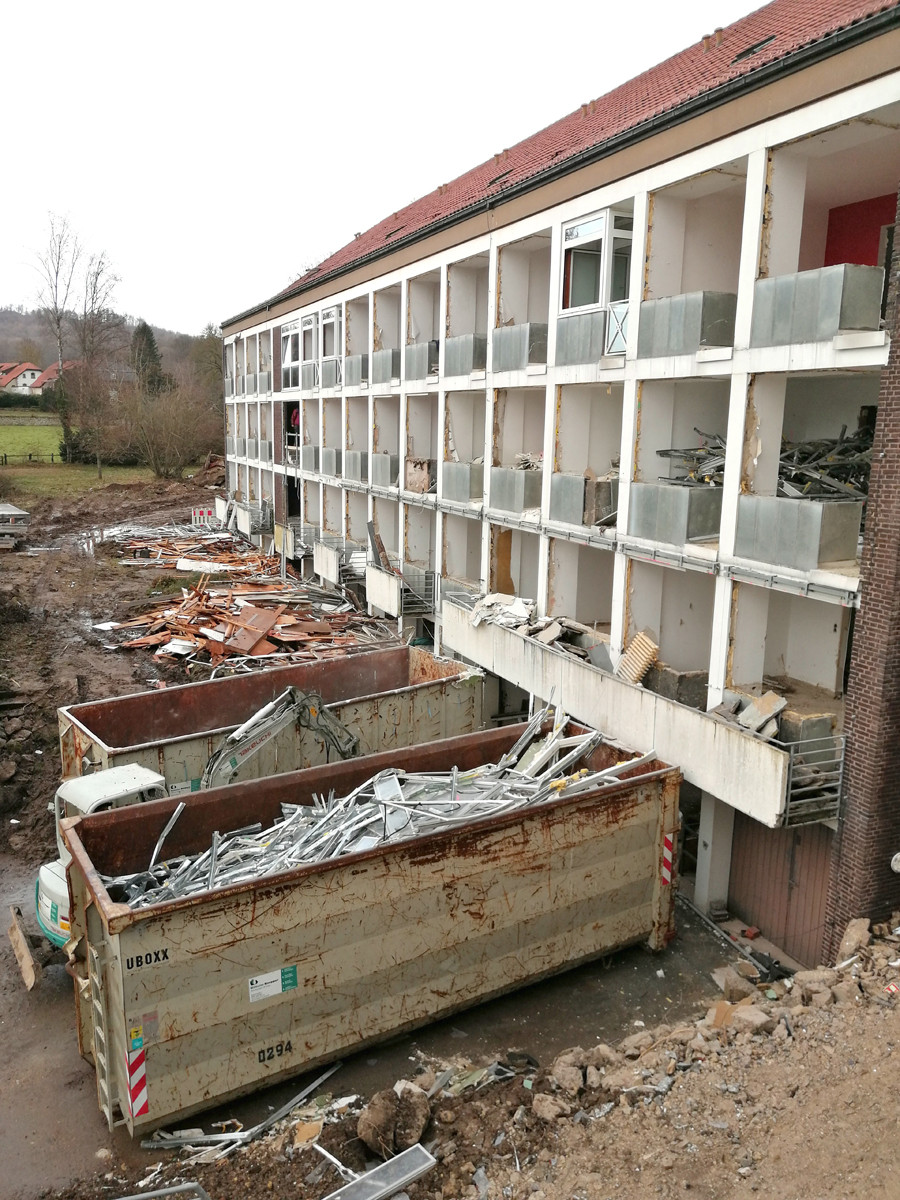 Vor dem Abriss werden die Wertstoffe gesammelt.