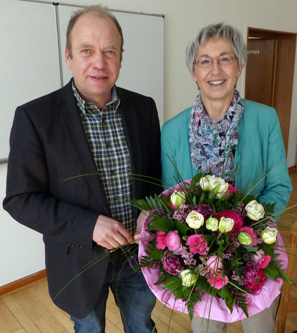 Der Vorsitzende im Freundeskreis, Heinz-Georg Büker, verabschiedet Gaby Potthast mit einem herzlichen Danke aus dem Vorstand.