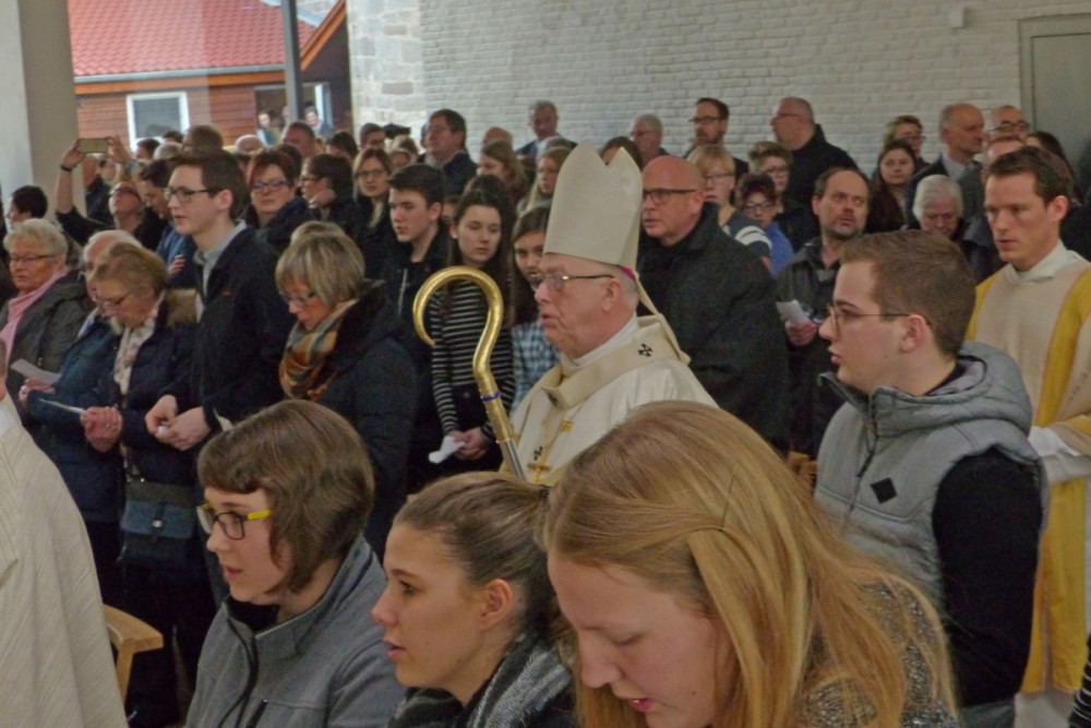 Erzbischof Becker zieht in die neue Kirche ein. Viele Besucher feiern mit.