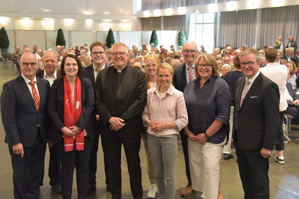 Gruppenfoto vor der Libori-Landvolkkundgebung (v.l.): Hubertus Beringmeier, Heinz-Georg Büker, Barbara Leufgen, Eric Pehle, Diözesanadministrator Monsignore Dr. Michael Bredeck, Katharina Hilbert, Gesa Langenberg, Stephan Kreye, Cornelia Langreck und Paderborns Bürgermeister Michael Dreier. © Maria Aßhauer / Erzbistum Paderborn