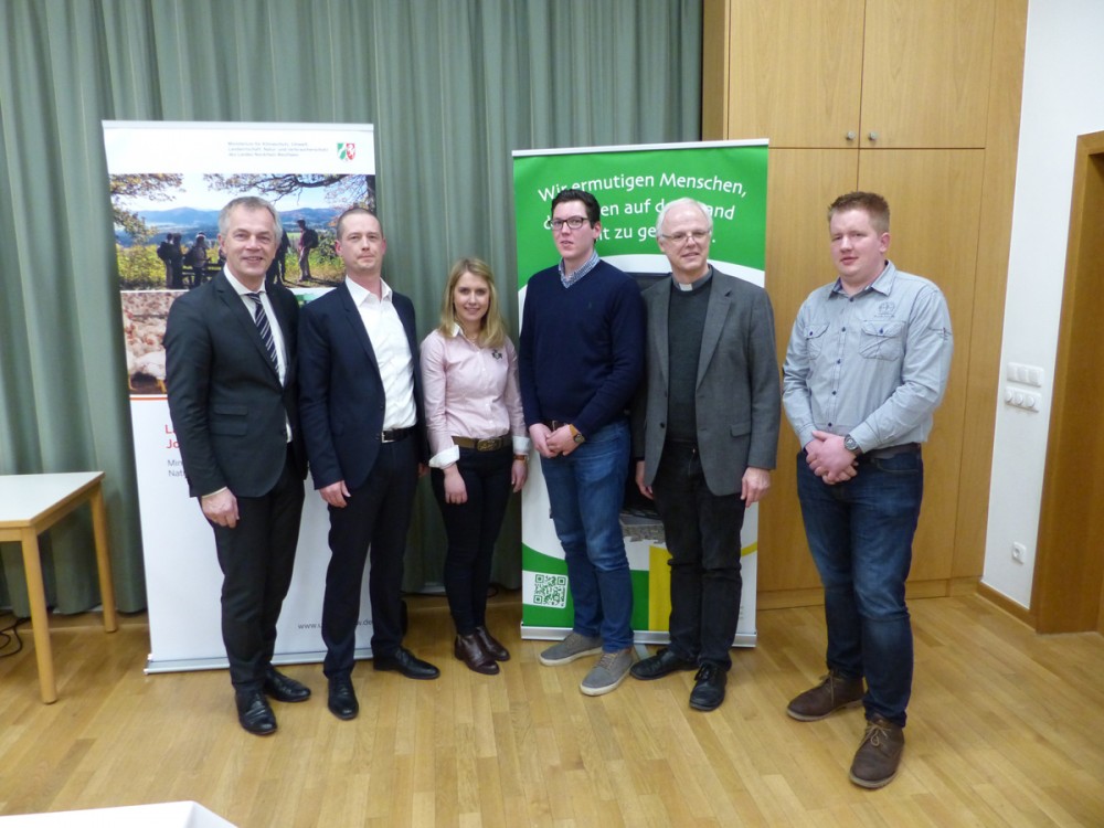 Landwirtschaftsminister Johannes Remmel, Moderator Dirk Käser, Antonia Albers und Sebastian Aßhauer vom Grundkurs 2016, Direktor Msgr. Uwe Wischkony und stellvertretend für den Grundkurs 2017 Patrick Witte (Rheda-Wiedenbrück)