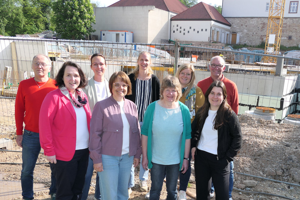 Das aktuelle Team der Landvolkshochschule vor der Baustelle