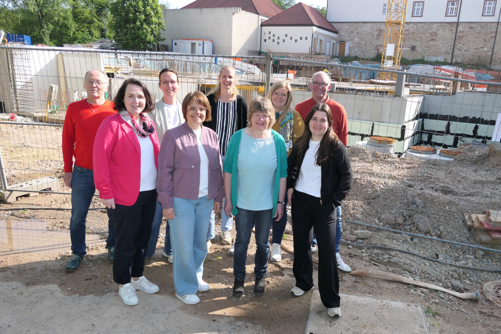Das aktuelle Team der Landvolkshochschule vor der Baustelle