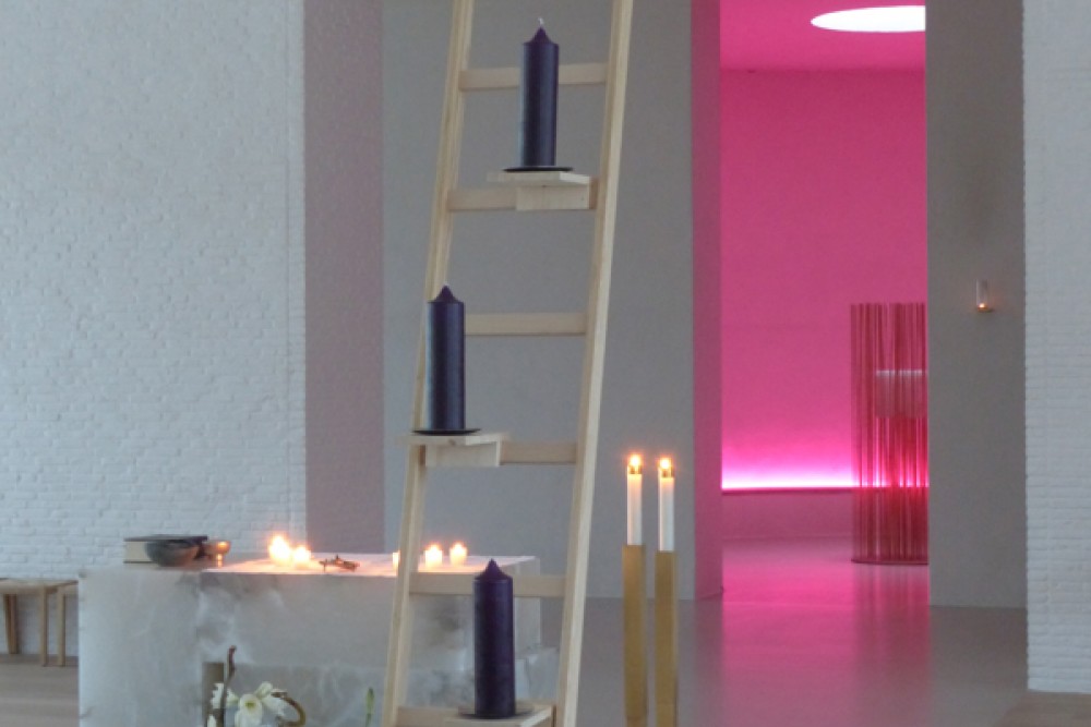 Gott kommt bei uns an: Das Licht Gottes kommt von oben langsam uns näher. Gott kommt bei uns an: Das Licht Gottes kommt von oben langsam uns näher.