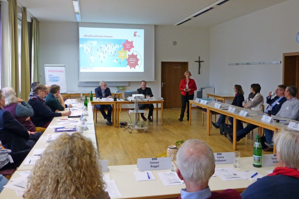 Silke Leicht stellt innovative Projekte aus dem europäischen Ausland vor. Kreisdirektor Klaus Schumacher (Höxter, Podium links), Tagungsleiter Bernhard Eder und das Plenum hören aufmerksam zu. Silke Leicht stellt innovative Projekte aus dem europäischen Ausland vor. Kreisdirektor Klaus Schumacher (Höxter, Podium links), Tagungsleiter Bernhard Eder und das Plenum hören aufmerksam zu.
