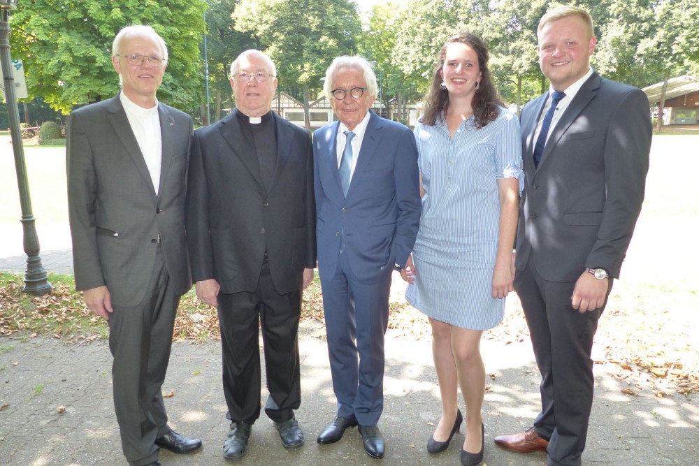 Alle Redner auf einen Blick: Msgr. Uwe Wischkony, Erzbischof Hans Josef Becker, Minister Dr. Stephan Holthoff-Pförtner, Paula Steinhagen und Marius Rogge. (v.l.) Alle Redner auf einen Blick: Msgr. Uwe Wischkony, Erzbischof Hans Josef Becker, Minister Dr. Stephan Holthoff-Pförtner, Paula Steinhagen und Marius Rogge. (v.l.)