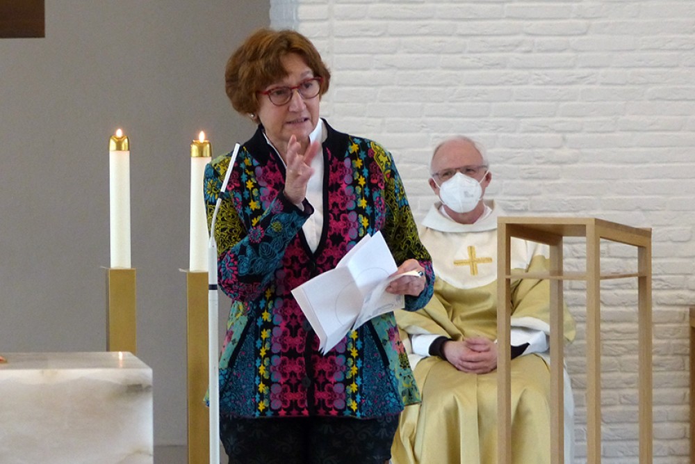 Monika Porrmann bedankt sich am Ende des Gottesdienstes für eine wunderbare Berufserfahrung in Hardehausen. Monika Porrmann bedankt sich am Ende des Gottesdienstes für eine wunderbare Berufserfahrung in Hardehausen.