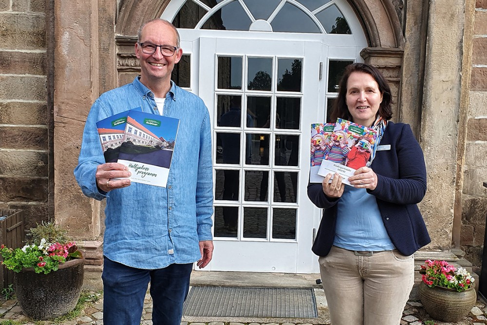Barbara Leufgen und Stephan Kreye präsentieren die neuen Programmhefte der Landvolkshochschule. Barbara Leufgen und Stephan Kreye präsentieren die neuen Programmhefte der Landvolkshochschule.