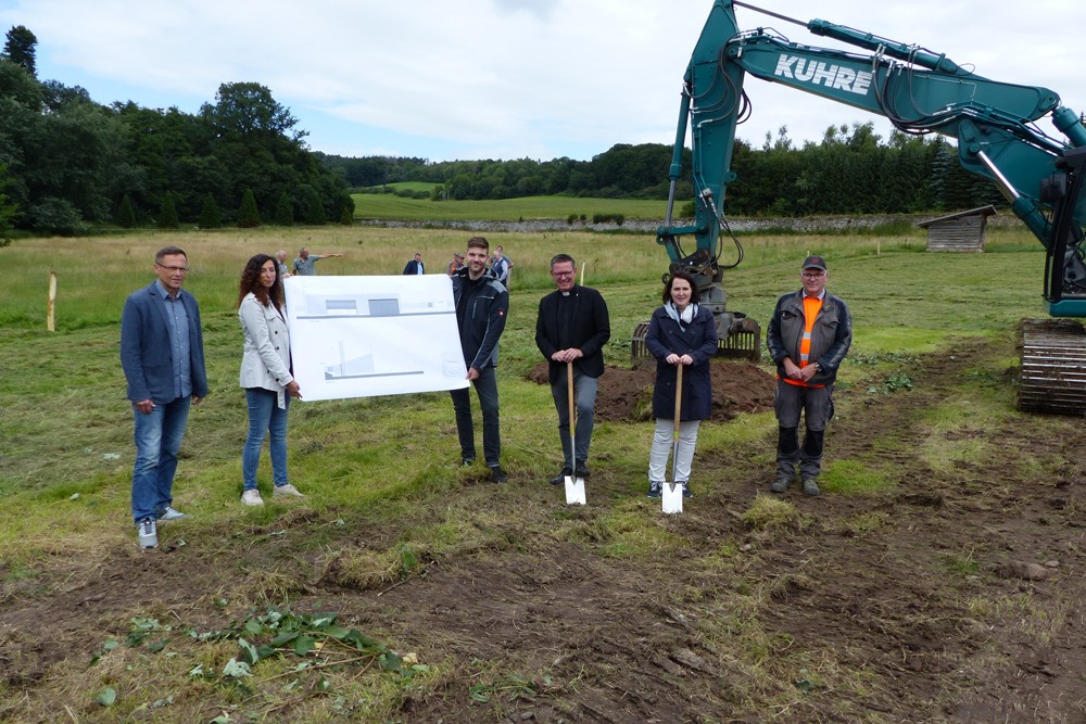 Johannes Thomas (Hardehausen Liegenschaften), Alexandra Gedzar (Erzbistum Baufinanz), vom Team der Energielenker, Direktor Stephan Schröder, Barbara Leufgen (stellv. Direktorin der LVH) sowie ein Mitarbeiter vom Team der Baggerfirma Johannes Thomas (Hardehausen Liegenschaften), Alexandra Gedzar (Erzbistum Baufinanz), vom Team der Energielenker, Direktor Stephan Schröder, Barbara Leufgen (stellv. Direktorin der LVH) sowie ein Mitarbeiter vom Team der Baggerfirma