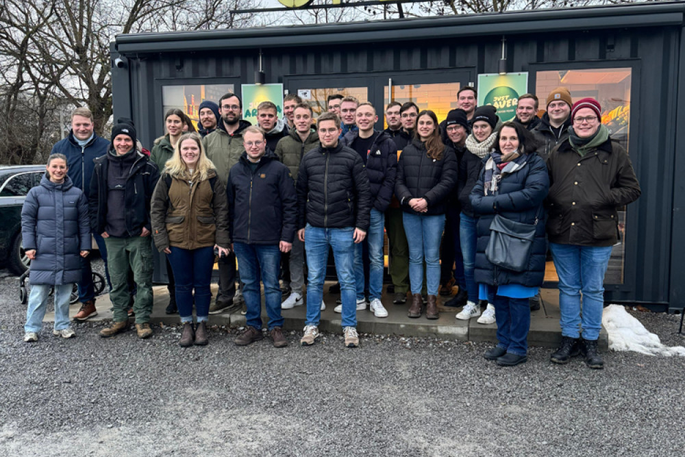 Während der Studienfahrt nach Heilbronn Besuch auf einem Hof.