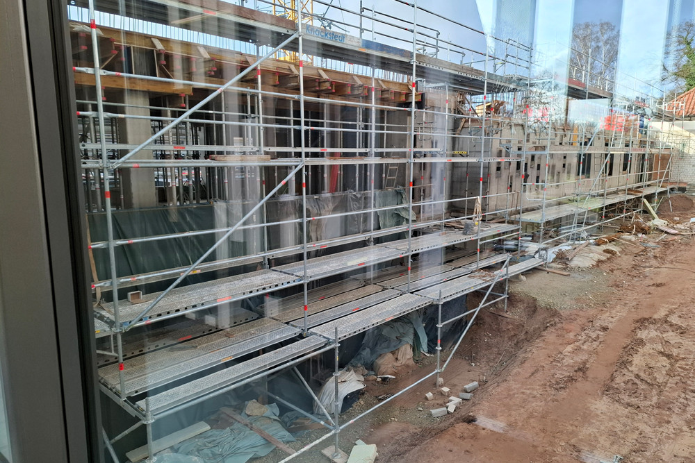 Der Blick auf die Ostseite: Im Erdgeschoss wird der Empfang sein, auf der 1. Etage wird ein Kaffeepoint entstehen.