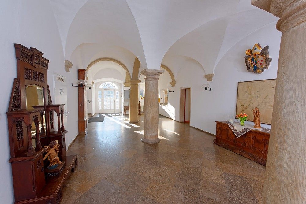 Im Foyer ist die Vergangenheit des Ortes als Kloster noch spürbar.