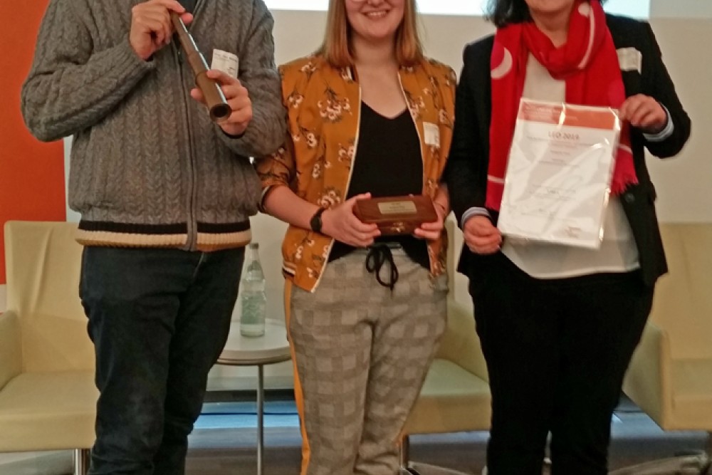 Barbara Leufgen (re), Dozentin für den Grundkurs, mit dem Zertifikat in der Hand. Anna Lena Hengst, Teilnehmerin in 2018 und Bundesfreiwillige, sowie Direktor Uwe Wischkony nahmen den Preis entgegen. Barbara Leufgen (re), Dozentin für den Grundkurs, mit dem Zertifikat in der Hand. Anna Lena Hengst, Teilnehmerin in 2018 und Bundesfreiwillige, sowie Direktor Uwe Wischkony nahmen den Preis entgegen.
