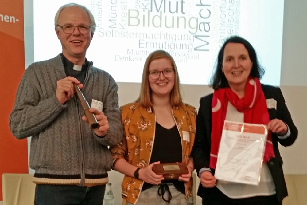 Barbara Leufgen (re), Dozentin für den Grundkurs, mit dem Zertifikat in der Hand. Anna Lena Hengst, Teilnehmerin in 2018 und Bundesfreiwillige, sowie Direktor Uwe Wischkony nahmen den Preis entgegen. Barbara Leufgen (re), Dozentin für den Grundkurs, mit dem Zertifikat in der Hand. Anna Lena Hengst, Teilnehmerin in 2018 und Bundesfreiwillige, sowie Direktor Uwe Wischkony nahmen den Preis entgegen.