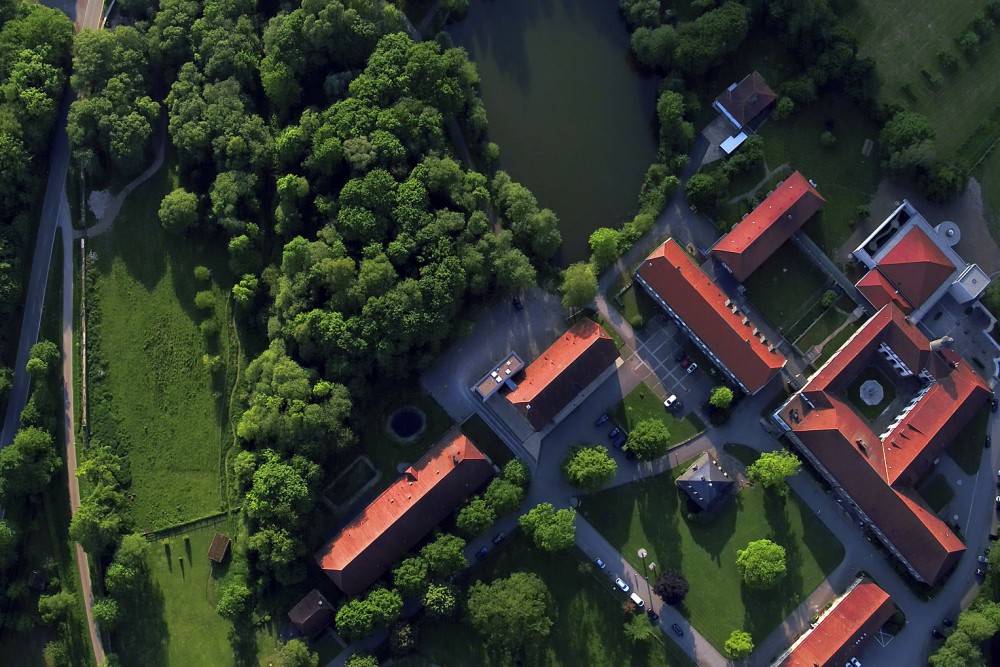 Das ehem. Kloster ist von wunderschöner Natur umgeben. Das ehem. Kloster ist von wunderschöner Natur umgeben.