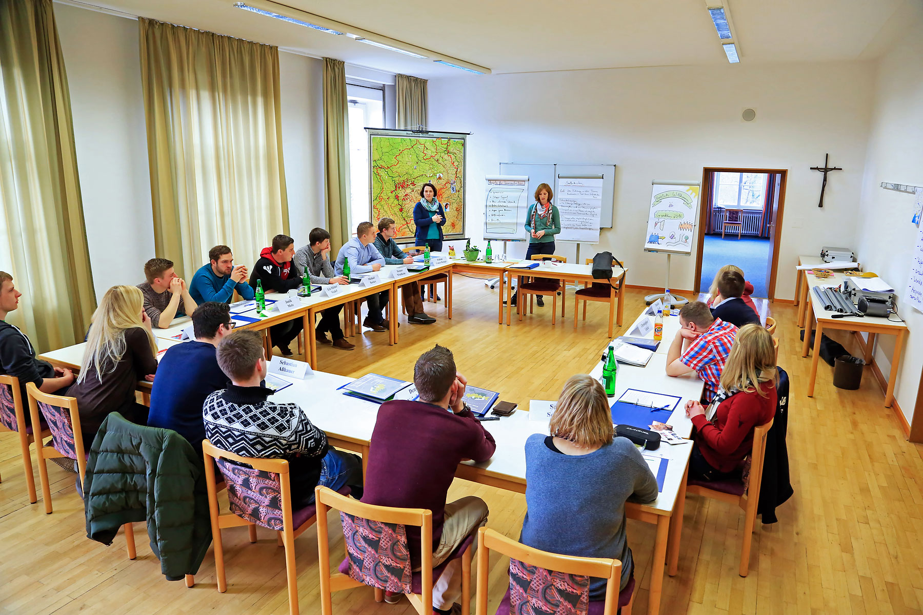 Gruppe im Tagungsraum.